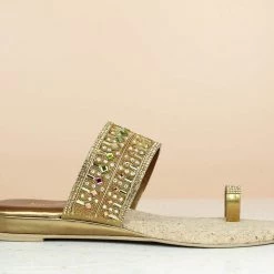 Inc.5 EMBROIDED FLAT TOE POST WOMEN