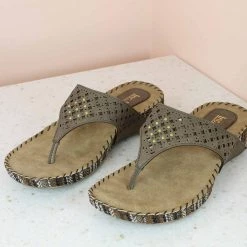 Inc.5 CUTWORK CASUALS THONG-DARK BEIGE